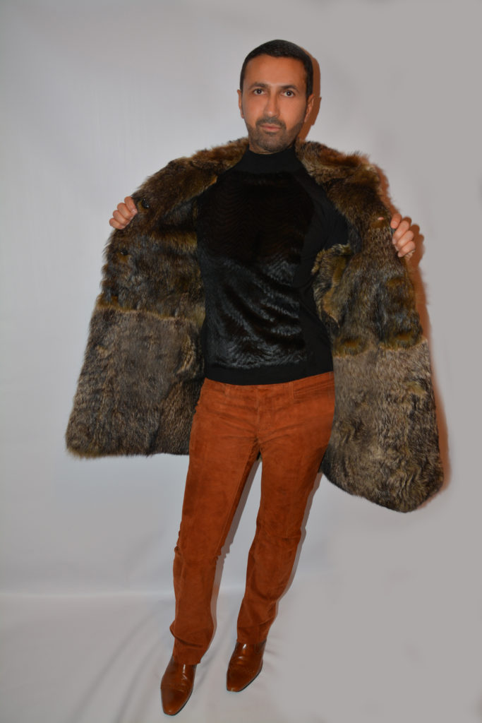 Un manteau en fourrure ( marmotte) réversible, un pantalon en daim, des bottines et un pull en fausse fourrure.