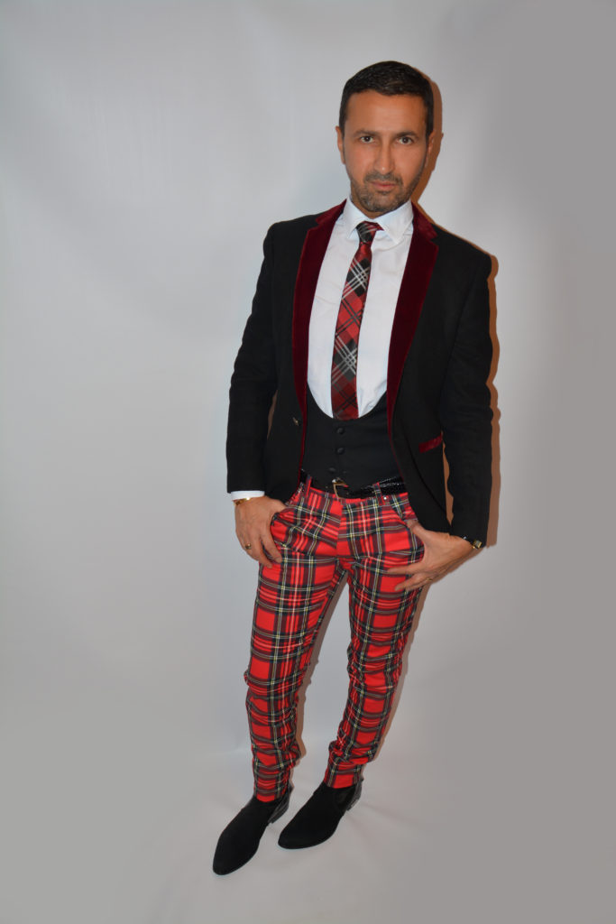 Tenue pour homme stylé plutôt originale, veste et gilet noirs de smoking et un pantalon à tartans rouges. Un style original et décalé.