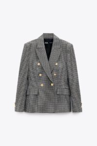 Blazer ajusté avec col à revers, manches longues et épaulettes. Poches avant à rabat. Fermeture à boutonnage croisé sur le devant avec boutons métalliques.