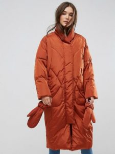 Doudoune gadget longue de couleur rouille avec moufles integrés et amovibles de chez Asos