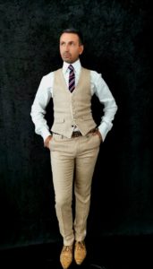 Ensemble pantalon et gilet Lords and Fools beige chemise blanche cravate rouge et bleue chaussures Python beige