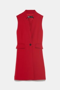 Gilet rouge sans manches avec col montant. Poches avant à rabat. Fermeture par bouton sur le devant de chez Zara