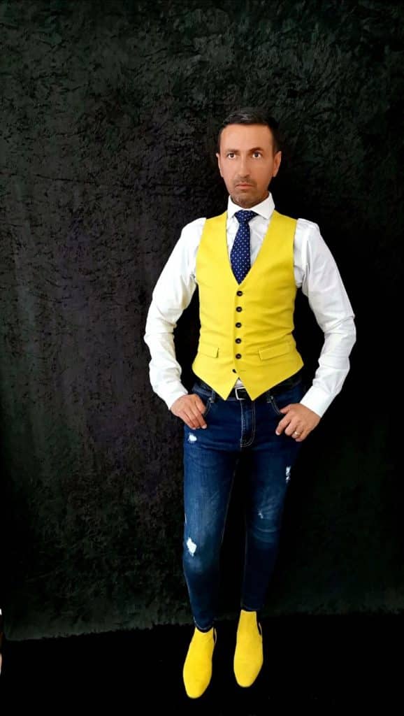 Jeans et cravate bleus gilet jaune chaussures montantes jaunes