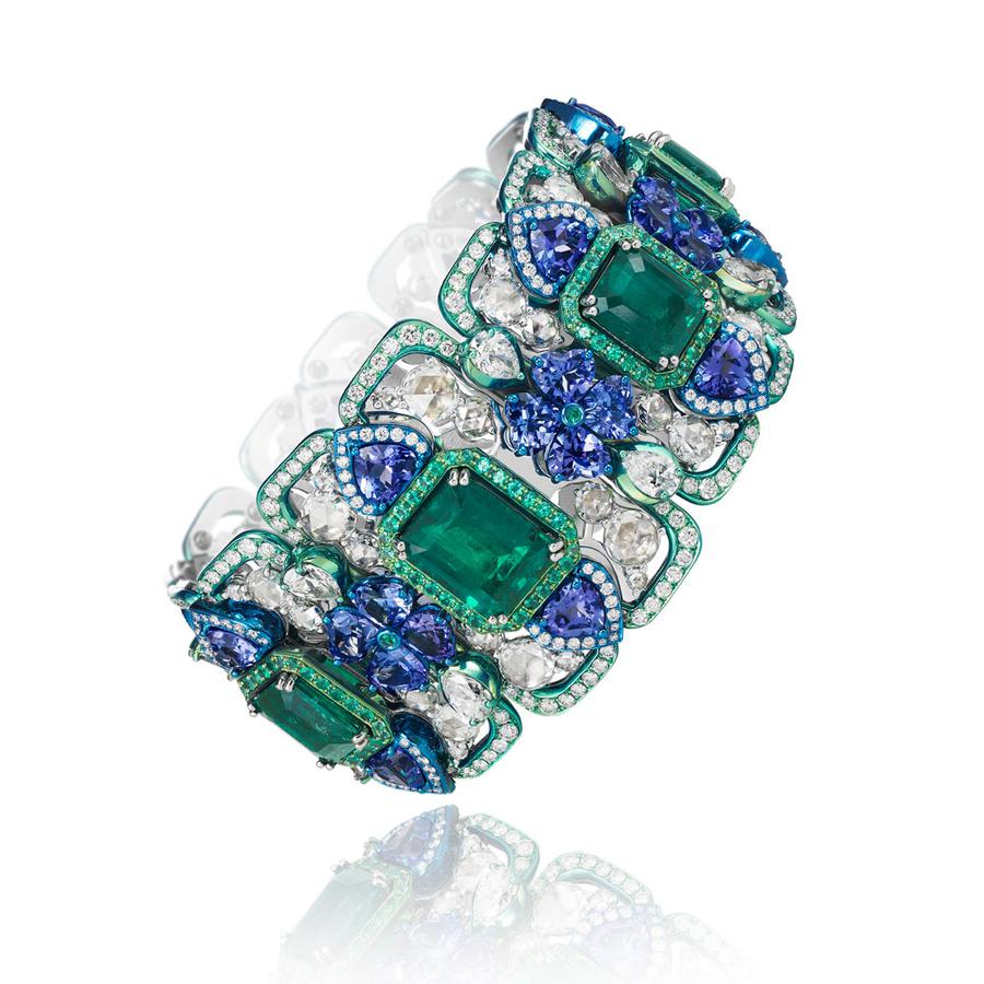 Le charme étrange des bijoux en titane Manchette Art déco, dotée de sept émeraudes, entourées de tanzanites et de diamants, Chopard.