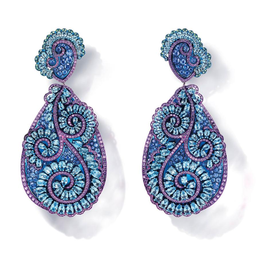 Le charme étrange des bijoux en titane Boucles d’oreilles Red Carpet 2017, en or blanc, titane, topazes, améthystes, saphirs, tourmalines Paraiba et tsavorites, 158 610 €, Chopard.