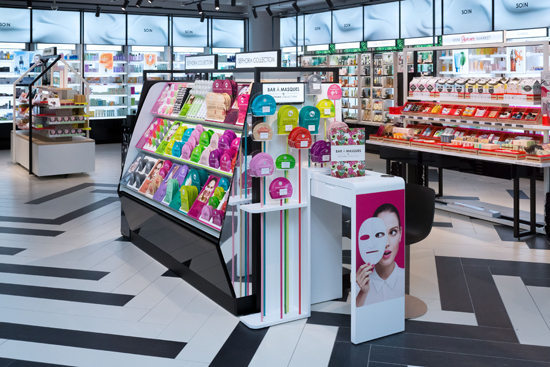 Un « Mask Bar Sephora Collection » trône également dans la boutique pour permettre aux clients de profiter d'une pose express lors de l'achat d'un masque Sephora pour le visage, les pieds, les mains, les lèvres ou les yeux.