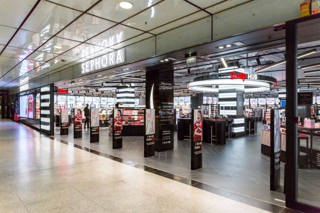 Sephora vient d'inaugurer au sein de la gare Saint-Lazare (Paris VIIIe), deuxième gare d’Europe en termes de flux de voyageurs, son magasin « New Sephora Experience ». Un concept de boutiques connectées développées par l'enseigne du groupe LVMH depuis début 2017 en France et en Europe.