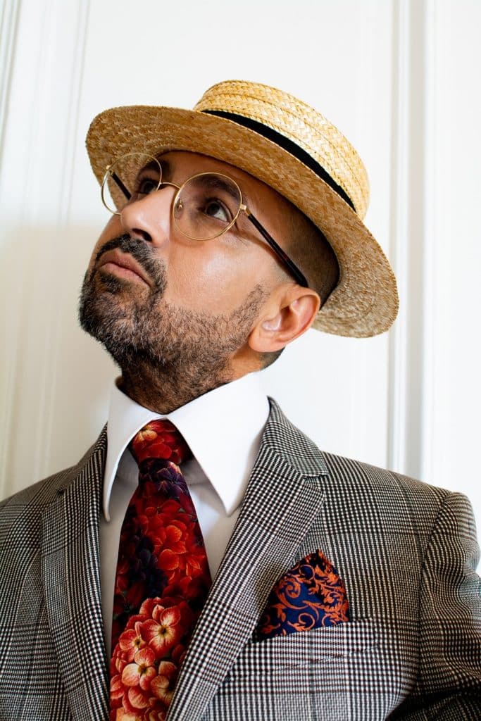 Il s’agit là d’une Tenue homme plutôt originale avec chapeau cravate et pochette. Des lunettes de vue binocles et un pantalon motif animalier. Beau style dandy