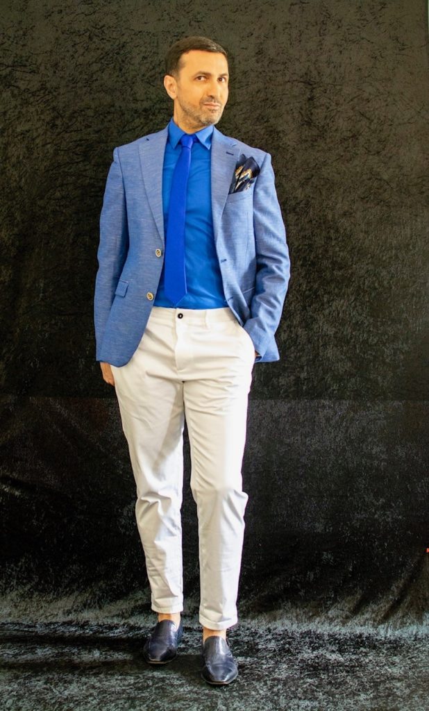 Pantalon blanc chemis cravate et veste bleues pochette et chaussures bleues