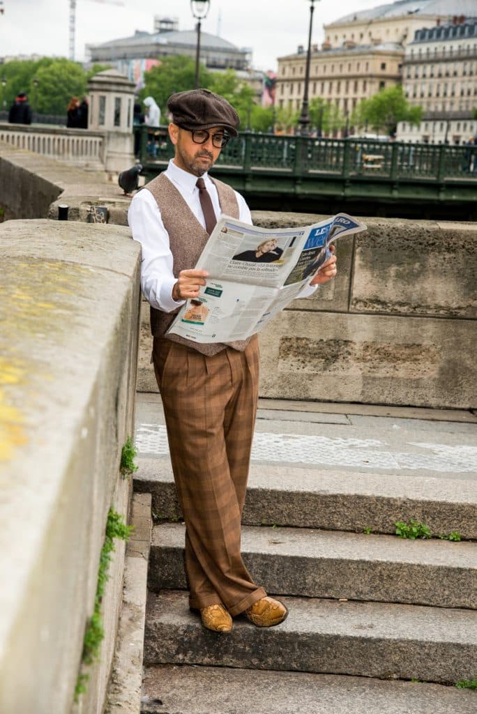 Dans cette deuxième tenue pour homme on retrouve un total monochrome avec un camaïeu de marrons entre veste, chemise pantalon et cravate.