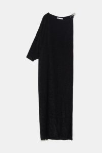 Très belle Robe avec décolleté asymétrique, manche longue et bretelle à boucle métallique. Fil métallisé appliqué de chez ZARA