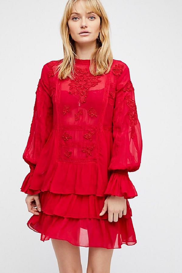 Robe Fondant rouge avec 3 volants et des manches longues bouffantes de chez Free People