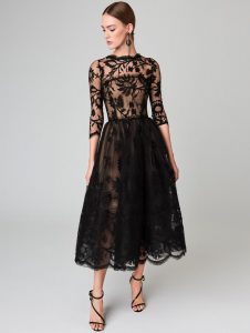 Robe avec décolleté illusion en dentelle noire mi longue trés agréable à porter, elle est chic et élégante de chez Oscar de la Renta