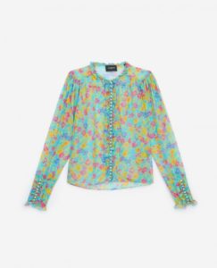 Ce top ample à fleurs rejoint de chez the Kooples notre gamme de blouses fluides, imaginées pour la belle saison. Habillé d’un imprimé fleuri multicolore, il puise son inspiration dans les modèles rétro pour apporter de la lumière à votre look. La carrure est structurée par un travail de plissage à l’épaule, tandis qu’une rangée de petits boutons lui confère un esprit féminin. Plein de légèreté, ce top imprimé s’associera aussi bien avec un jean bootcut qu’avec un pantalon de tailleur