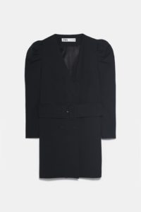 Robe avec décolleté asymétrique, manche longue et bretelle à boucle métallique. Fil métallisé appliqué de chez ZARA