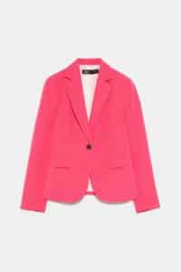 Veste rose fushia avec col à revers et manches longues. Poches avant à rabat. Bas avec fente à l'arrière. Fermeture par bouton sur le devant de chez zara