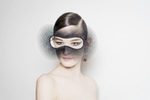 looks surréalistes aux regards graphiques et volontairement démesurés