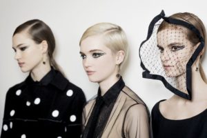 Peter Philips imagine des looks surréalistes aux regards graphiques et volontairement démesurés
