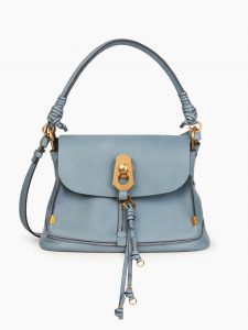 Sac Chloé bleu porté à la main petit format couleur bleu de chez CHLOE