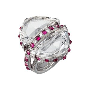 Collection Résonances haute joaillerie Cartier Bague en or gris, rubis et diamants.