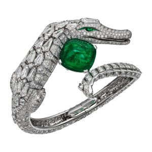 Collection Résonances haute joaillerie Cartier Bague en platine, saphir, émeraudes brutes et diamants.