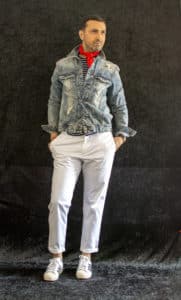 Contrairement à certaines pièces fortes moins versatiles, le pantalon blanc est neutre par définition.