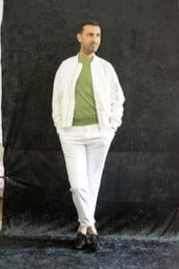 Comment porter un pantalon blanc sans fautes de goût ? Salissant mais tellement élégant, le pantalon blanc relève du défi sartorial estival, concernant la saisonnalité, il n’y a donc plus de règle.