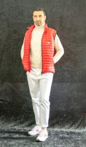 Comment porter un pantalon blanc sans fautes de goût ? Salissant mais tellement élégant, le pantalon blanc relève du défi sartorial estival, concernant la saisonnalité, il n’y a donc plus de règle.
