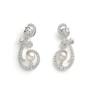 Boucle d’oreille Valses d’Hiver serties de petits diamants et de grosses perles blanches de chez Chaumet