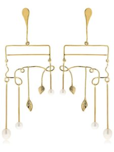 La perle s'invite sur nos bijoux ; Boucles d’oreille « siroco » feuilles et perles de chez Aurélie Bidermann.