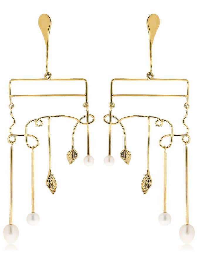 La perle s'invite sur nos bijoux ; Boucles d’oreille « siroco » feuilles et perles de chez Aurélie Bidermann.