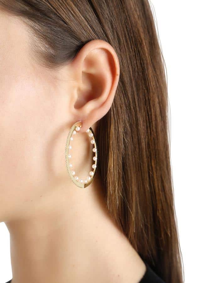 La perle s'invite sur nos bijoux ; Boucles d’oreille créoles avec perles de chez APM Monaco