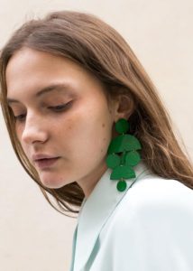Boucles d’oreilles XXL, tendance extravertis en rouge corail, paillettes et pompons infinis)