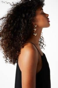 Boucles d’oreilles XXL, tendance extravertis en rouge corail, paillettes et pompons infinis)