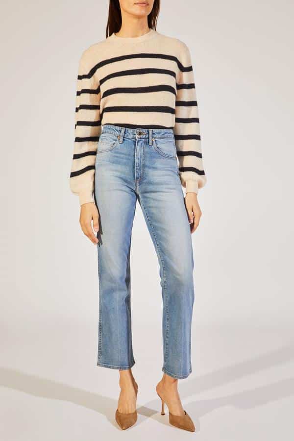 Avec une touche évasée accentuant sa silhouette légèrement raccourcie, ce modèle taille haute est une nouvelle interprétation du classique bootcut, avec des poches plaquées à l'arrière pour flatter la silhouette féminine. Chaque paire finie à la main a un bouton en laiton vieilli émaillé.