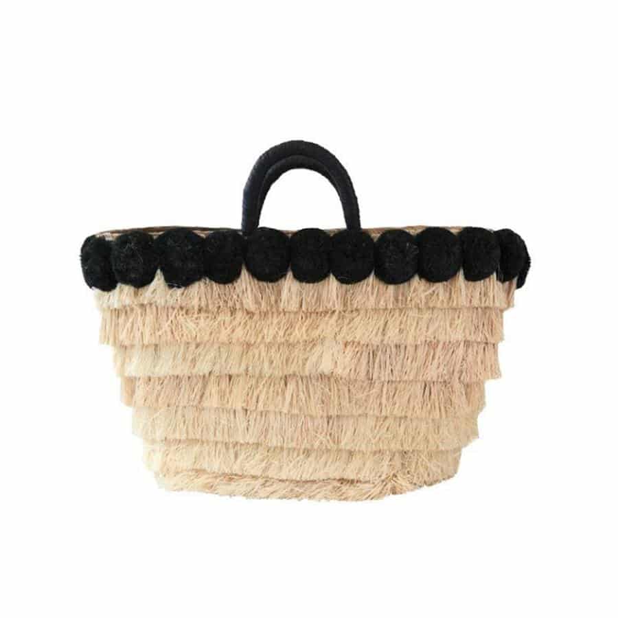 : Paniers, sacs de plage... Les indispensables de l'été - Kayu Sac à franges et pompons en raphia Lucca, Kayu, 166,88 €. Disponible sur kayudesign.com