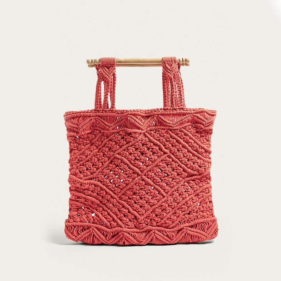 Paniers, sacs de plage... Les indispensables de l'été - Urban Outfitters Sac en macramé rouge Marley, Urban Outfitters, 59 € au lieu de 95 €. Disponible sur urbanoutfitters.com.