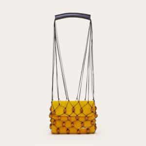 Photo N3 : Paniers, sacs de plage... Les indispensables de l'été - Jacquemus Sac en suède avec filet Perola, Jacquemus, 594 € au lieu de 660 €. Disponible sur jacquemus.com.