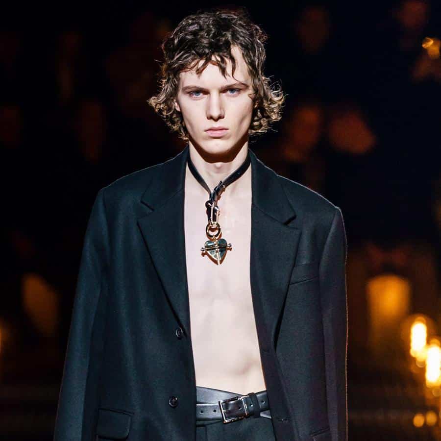 Le collier cœur au masculin du défilé Prada homme automne-hiver 2019-