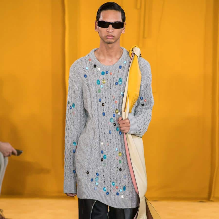 Le pull-bijou rebrodé de fausses pierres précieuses du défilé Loewe homme automne-hiver 2019-2020